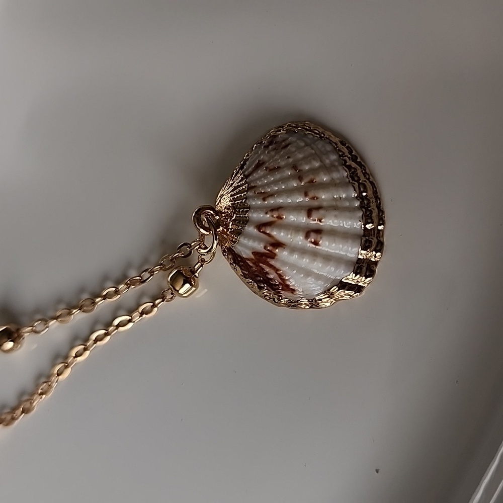 Fashion Jewelry Gold & White Shell Pendant Necklace